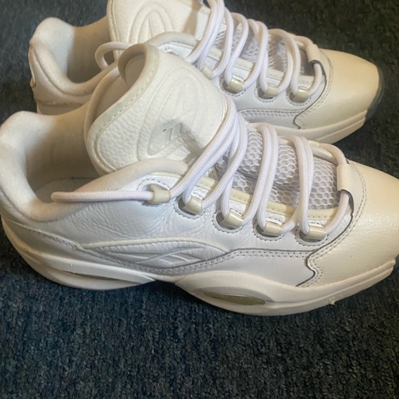 Barely worn sneakers that are in good condition. - Picture 1 of 3